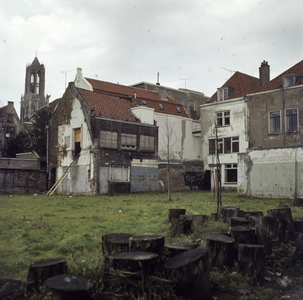 859613 Gezicht op het braakliggende terrein ( speelweide ) aan de Zwaansteeg te Utrecht. Op de achtergrond de ...